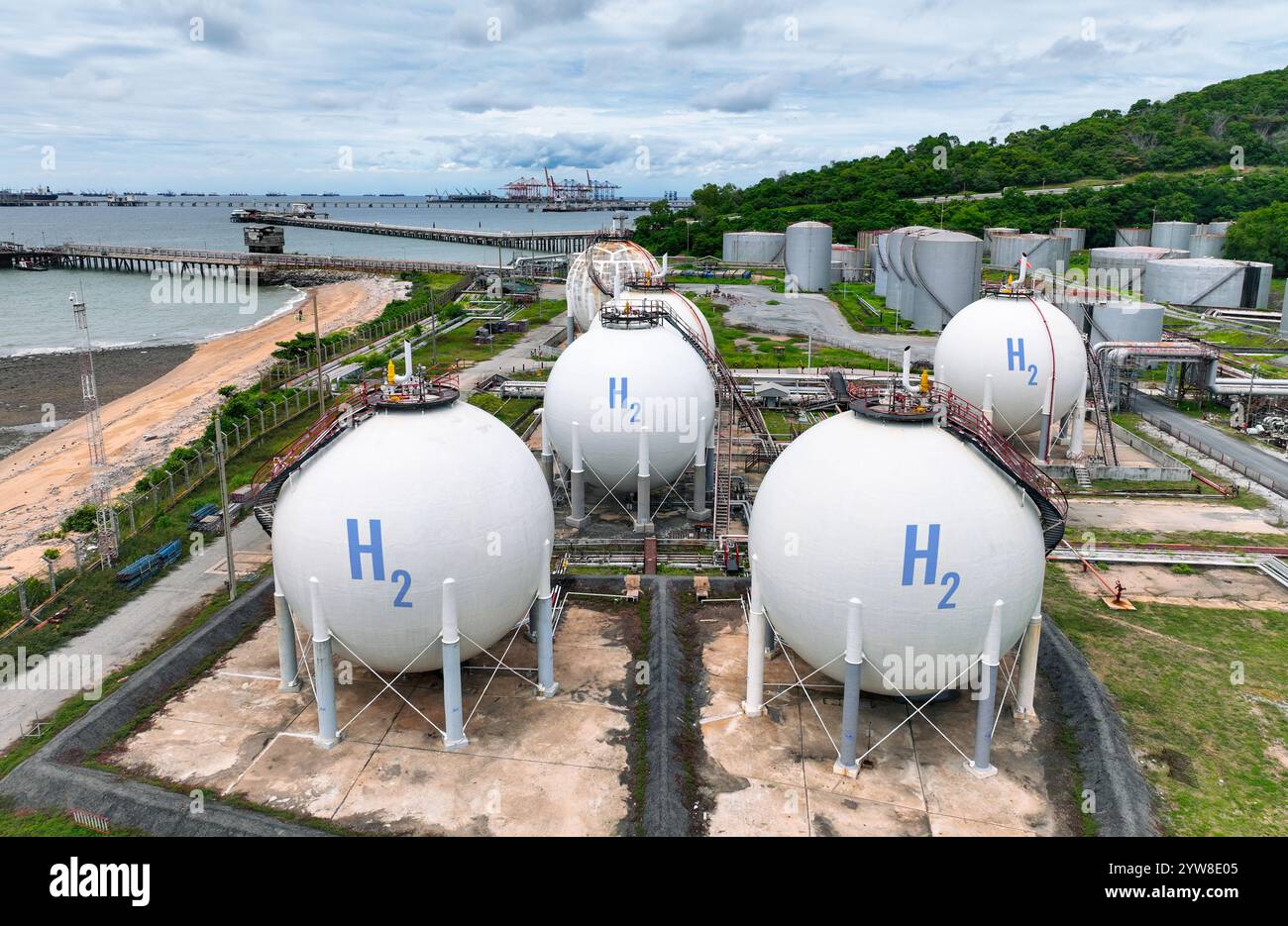 Grüne Wasserstoffspeicherung mit industriellen H2-Gastanks in einer Anlage für nachhaltige Energie. Emissionsfreie Technologie für die Erzeugung sauberer Energie. Stockfoto