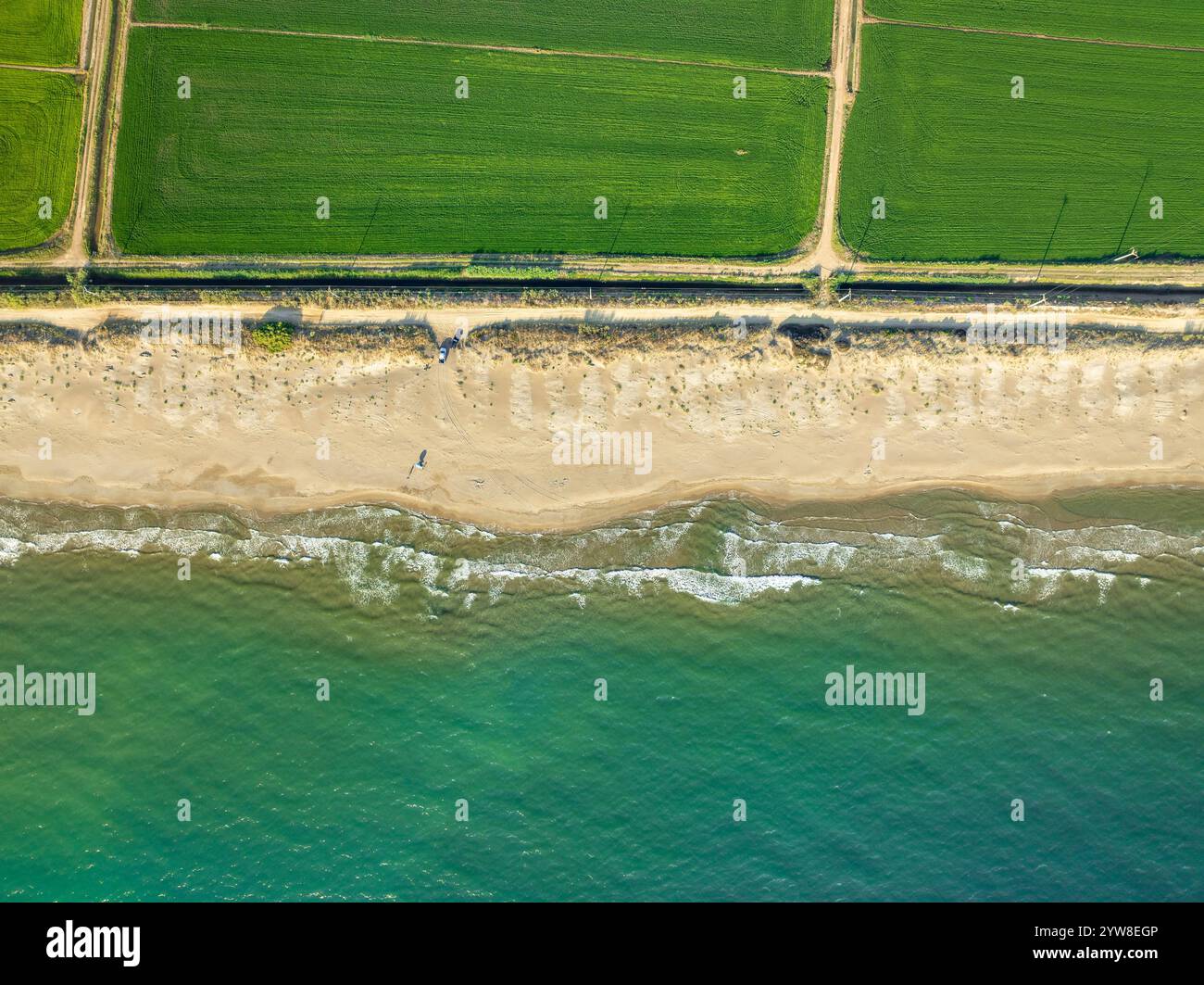 Blick aus der Vogelperspektive auf den Strand von Marquesa und das Restaurant Vascos, wo man den Rückzugsort der Küste des Ebro-Deltas an einem Sommermorgen sehen kann (Katalonien, Spanien) Stockfoto