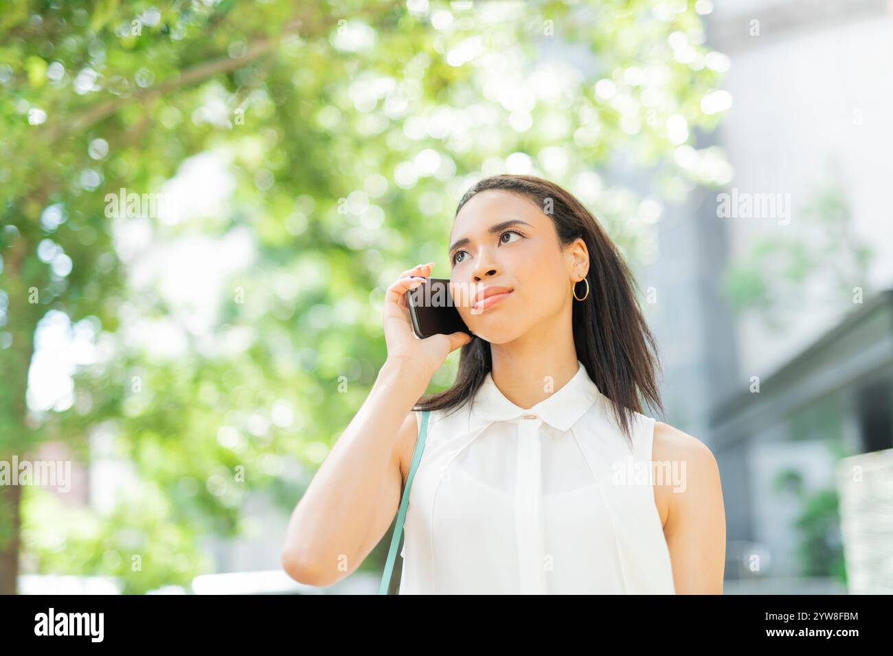 Eine halbe Frau, die auf der Straße telefoniert Stockfoto