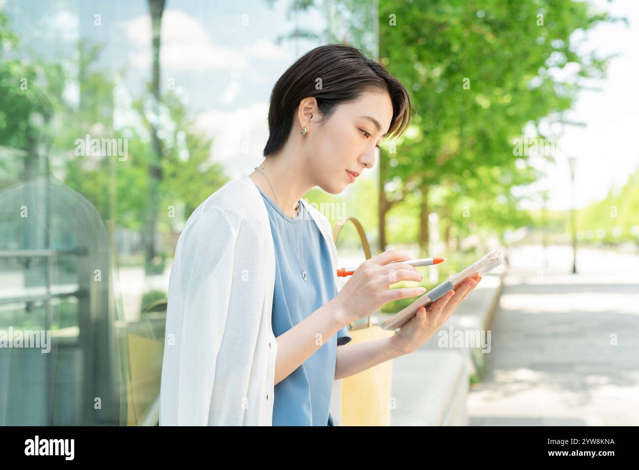 Frau, die im Freien ein Tablet bedient Stockfoto