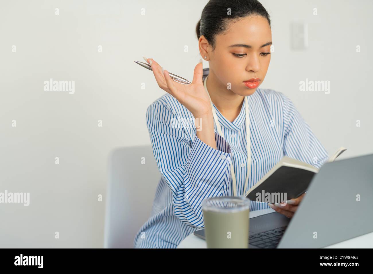 Halbfrau arbeitet im Büro Stockfoto