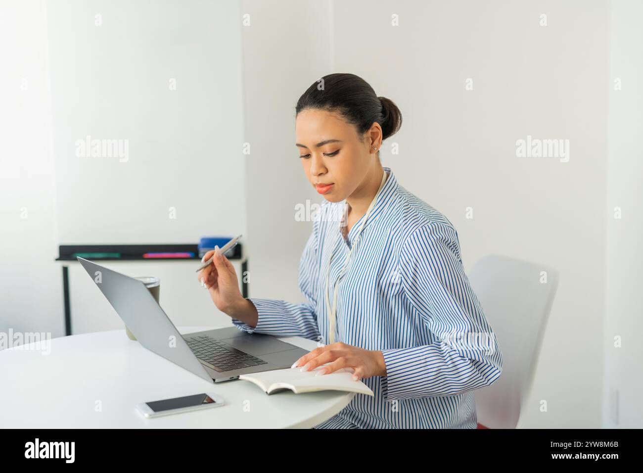 Halbfrau arbeitet im Büro Stockfoto