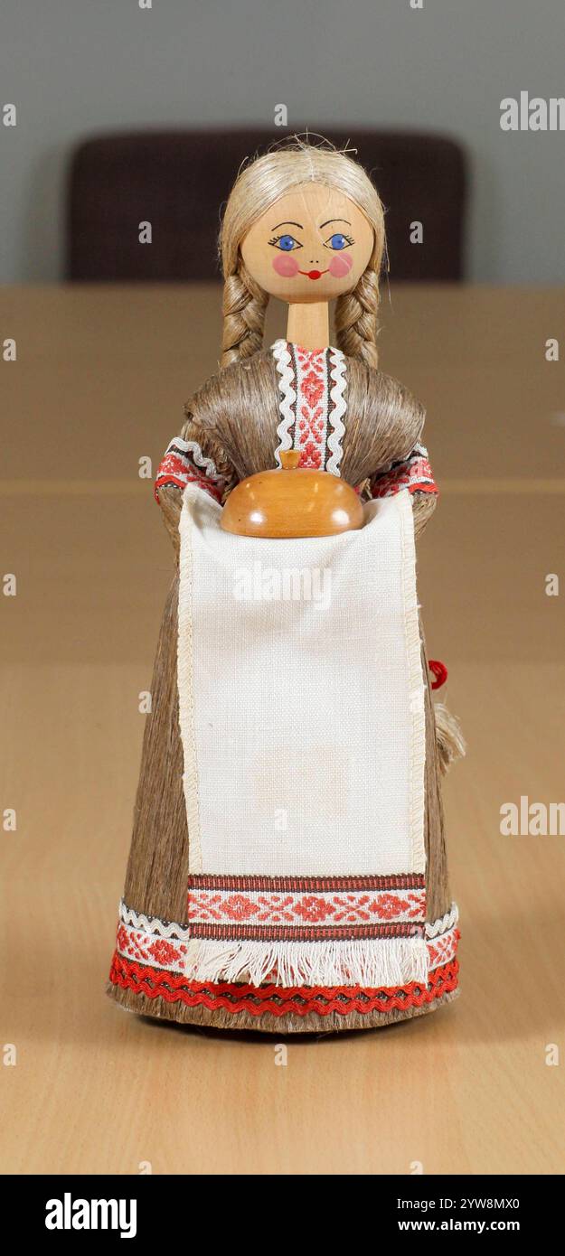 22.07.2011, Deutschland, Sachsen, Dresden, Militärhistorisches Museum der Bundeswehr, auf dem Foto Mascha, eine Strohpuppe aus Weißrussland, welche auf der Raumstation Salut 6 im Jahr 1978 den Sandmann heiratete *** 22 07 2011, Germany, Sachsen, Dresden, Militärhistorisches Museum der Bundeswehr, auf dem Foto Mascha, eine Strohpuppe aus Weißrussland, die 1978 den Sandmann auf der Raumstation Salut 6 heiratete Stockfoto