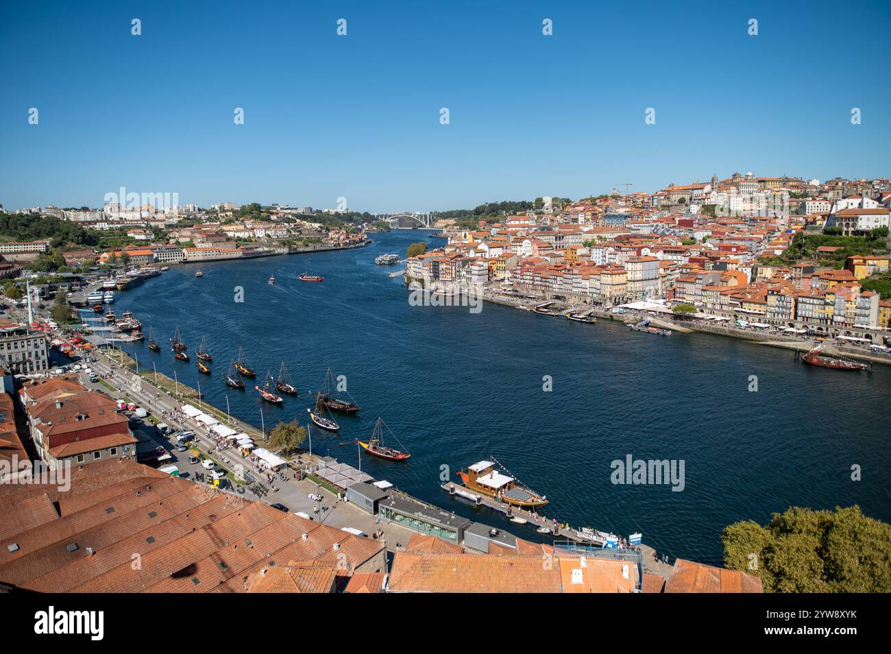 Porto, Portugal - 13. September 2024 : Portos malerisches Flussbett zeigt farbenfrohe Gebäude und Fischerboote entlang des Flusses Douro. Stockfoto