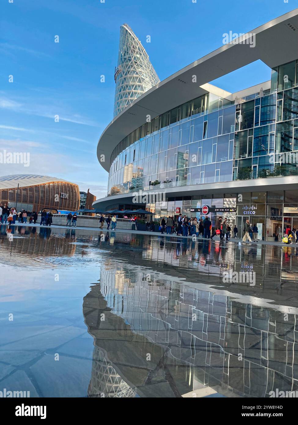 Italien, Lombardei, Mailand, Gae Aulenti Square, Brunnen - Smartphone-aufgenommenes Stockfoto