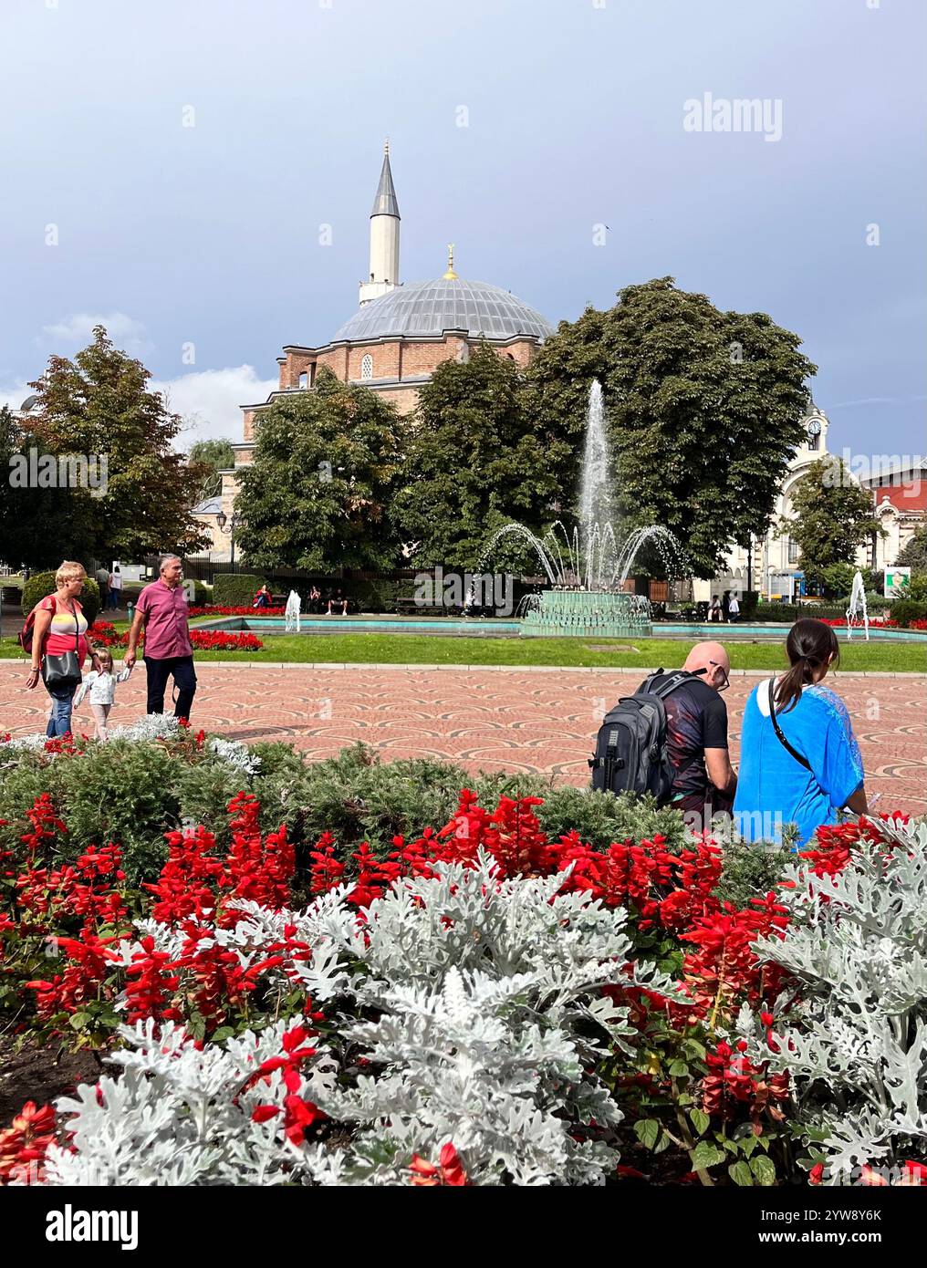 Banya Bashi Moschee, Menschen, Central Baths Square, Reisen, Tourismus, Sehenswürdigkeiten, Moschee, Brunnen, Reisen, Sofia Bulgarien, Osteuropa, Balkan, EU - Smartphone-aufgenommenes Stockfoto