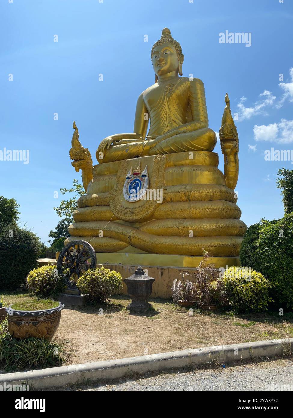 Goldener Buddha, Phra Phuttha Maha Suwant Patimakon, Phra Sukhothai Traimit, Maravijaya Attitude, sitzende Buddharupa Statue, Wat Traimit, Thailand - Smartphone-aufgenommenes Stockfoto