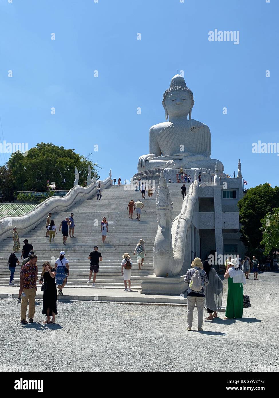 Phuket großer Buddha, großer Buddha von Phuket, sitzender Maravija Buddha, Statue, Touristen, Tourismus, Phra Phutta Ming Mongkol Eknakiri, Phuket Thailand - Smartphone-aufgenommenes Stockfoto