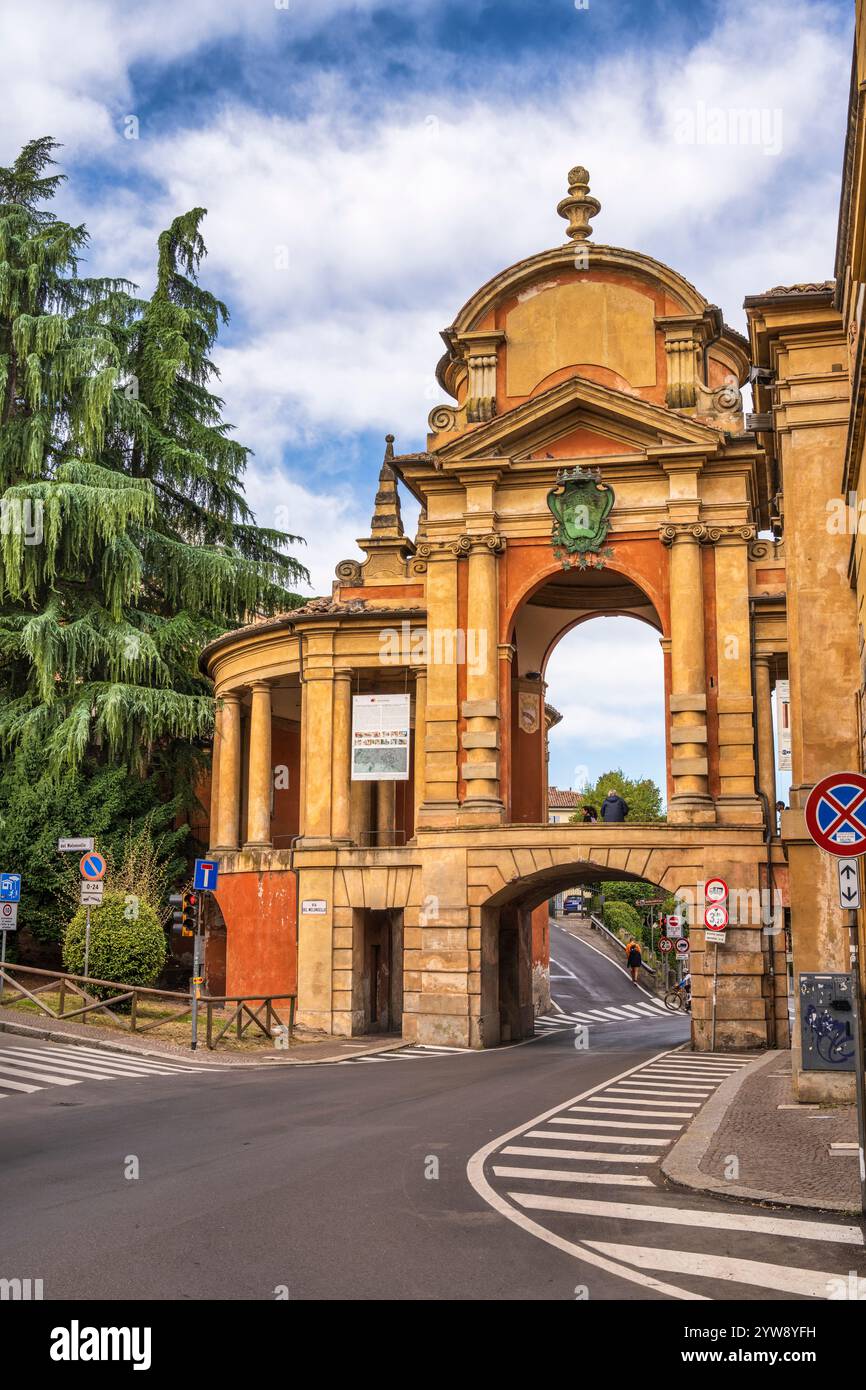 Arco del Meloncello, ein Fußgängerportikus über der Straße und Teil des Portico di San Luca in Bologna in der Region Emilia-Romagna in Norditalien Stockfoto