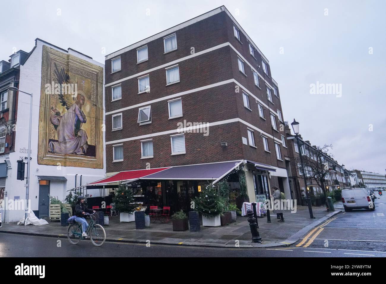 London, Großbritannien. 10 . Dezember 2024 die National Gallery stellt in Zusammenarbeit mit Global Street Art ein Fresko-gemaltes Wandgemälde des Angels Gabriel in Fulham West London zu Weihnachten vor . Das Wandbild ist eine Reproduktion von Simone Martinis „The Angel Gabriel“ (ca. 1326–34) .Credit.Amer Ghazzal/Alamy Live News Stockfoto