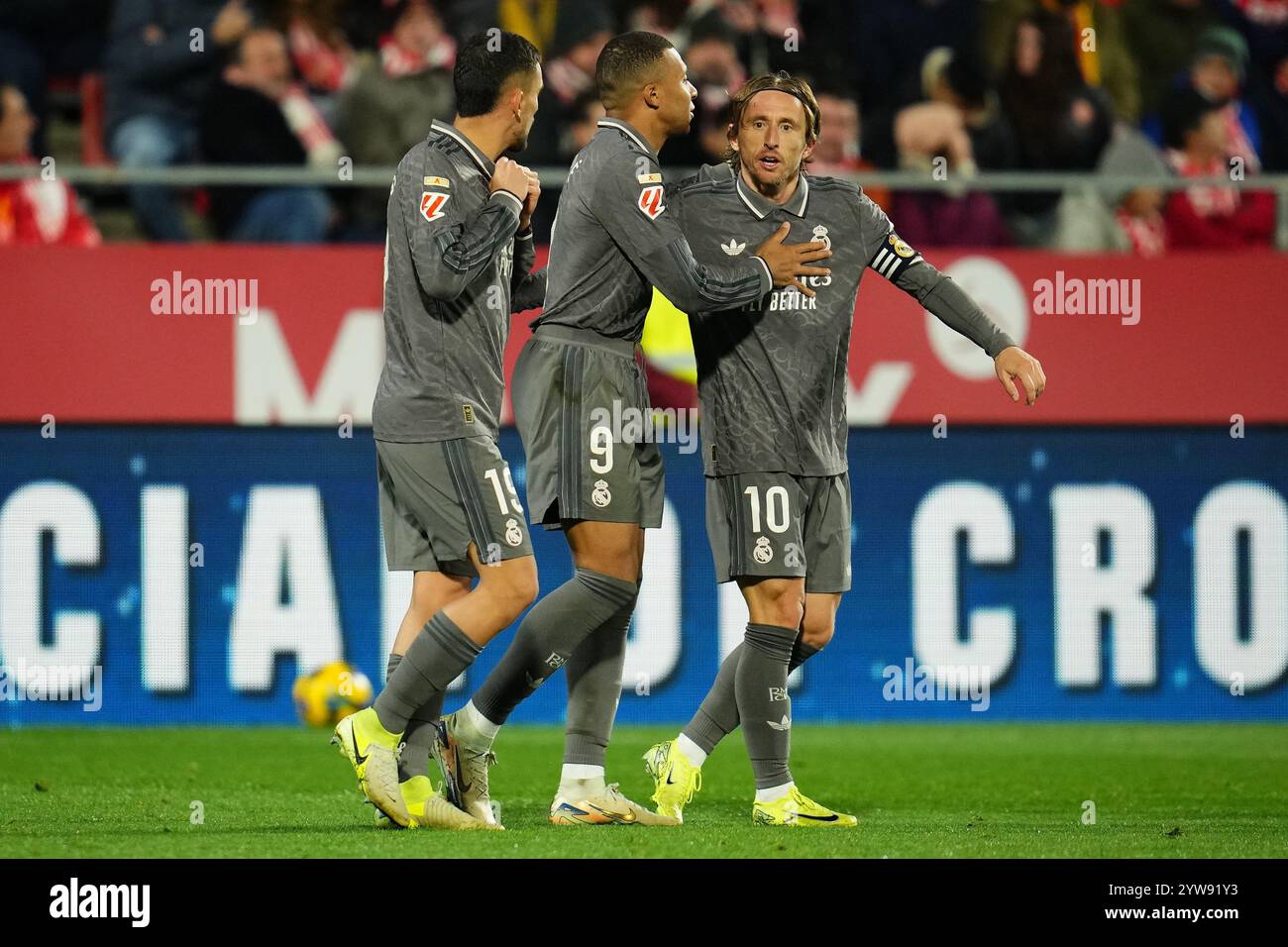 Während des La Liga EA Sports Matches zwischen Girona FC und Real Madrid spielte er am 7. Dezember 2024 im Montilivi Stadion in Girona, Spanien. (Foto: Bagu Blanco / PRESSINPHOTO) Stockfoto