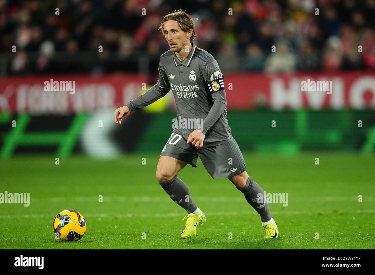 Luka Modric von Real Madrid während des La Liga EA Sports Matches zwischen Girona FC und Real Madrid spielte am 7. Dezember 2024 im Montilivi Stadion in Girona, Spanien. (Foto: Bagu Blanco / PRESSINPHOTO) Stockfoto