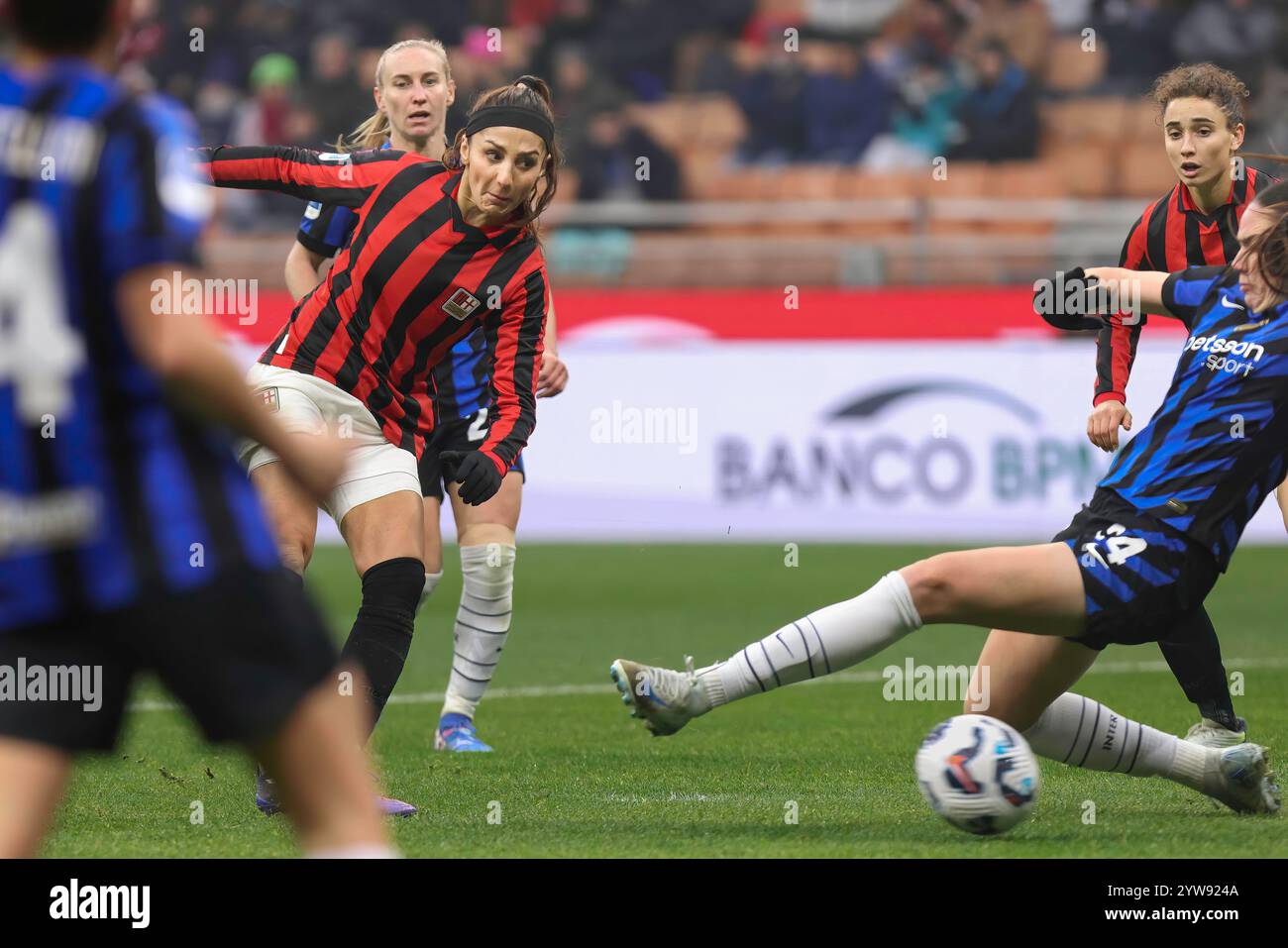 Italien, Mailand, 2024 12 08: Nadia Nadim (AC Mailand) schießt mit dem rechten Fuß und erzielt während des Fußballspiels AC Mailand gegen FC Inter das 1-1-Tor bei 51', Women Series A 2024-2025 Day 12, San Siro StadiumItalien, Mailand, 2024 12 08: AC Mailand gegen FC Inter, Italien Frauen Serie A 2024/2025, Tag 12 im San Siro Stadion (Foto: Fabrizio Andrea Bertani/Pacific Press) Stockfoto