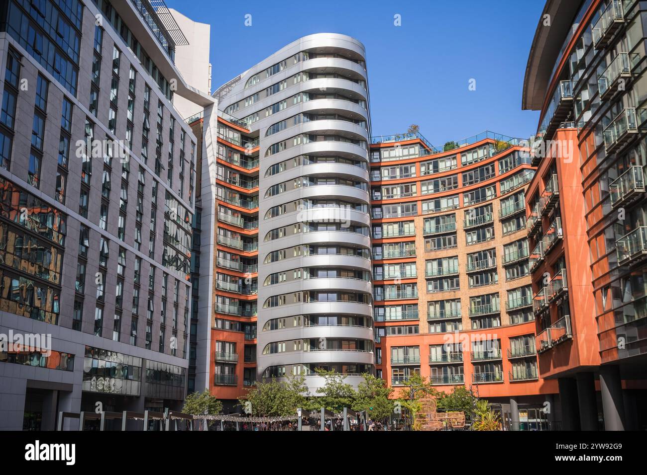 Fassade der modernen Apartments im Paddington Basin in London Stockfoto