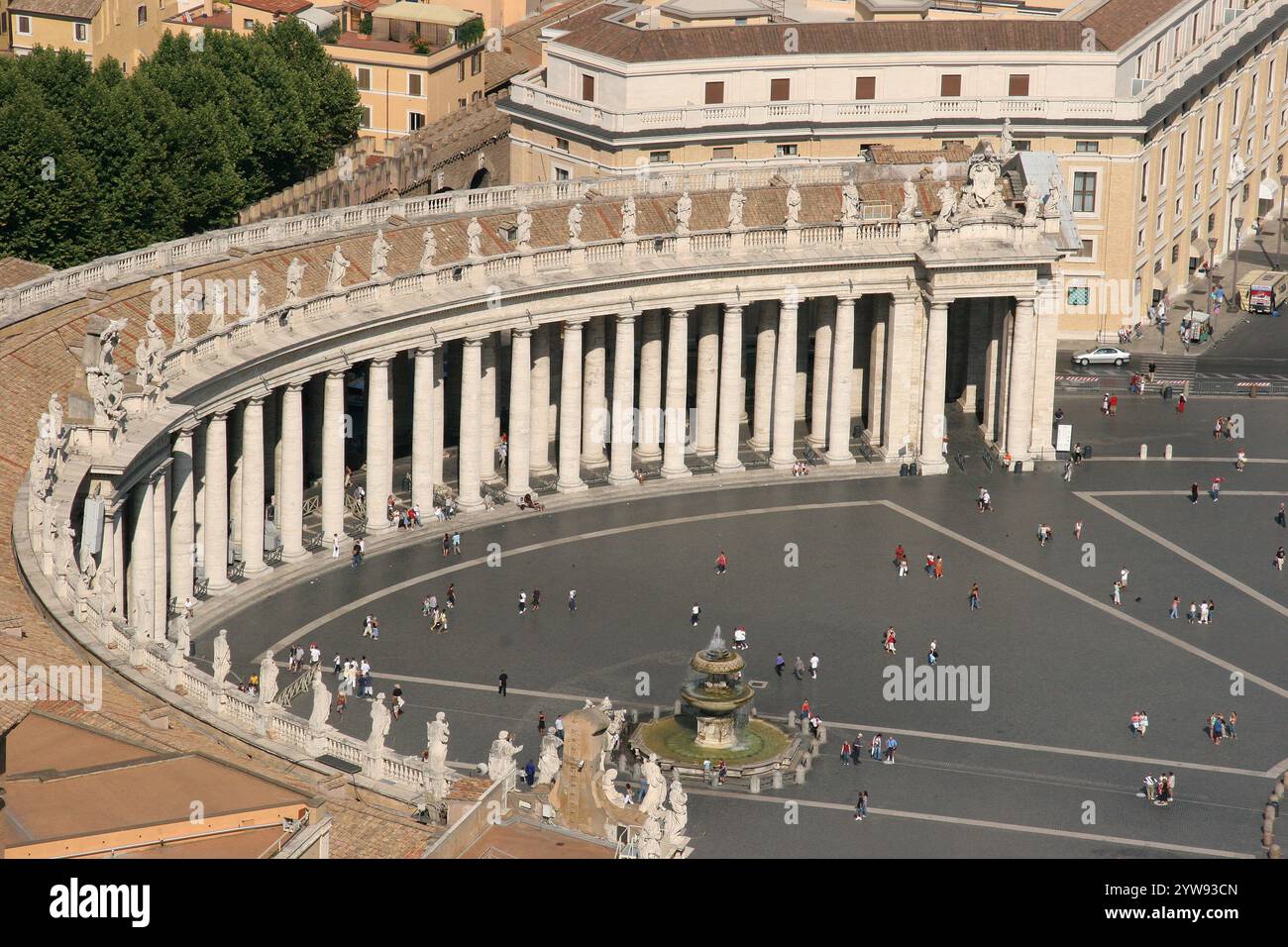Barockkunst Panoramablick auf den Petersplatz im Vatikan. Erbaut von Gian Lorenzo Bernini (1598-1680). Staat Vatikanstadt. Heiliger Stuhl. Stockfoto