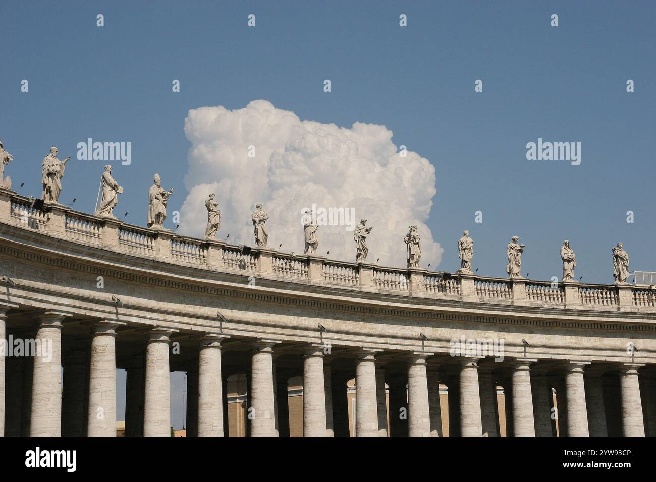 Barockkunst Petersplatz am Vatikan. Erbaut von Gian Lorenzo Bernini (1598-1680). Detailsäulen und Skulpturen verschiedener Heiliger. Vati Stockfoto