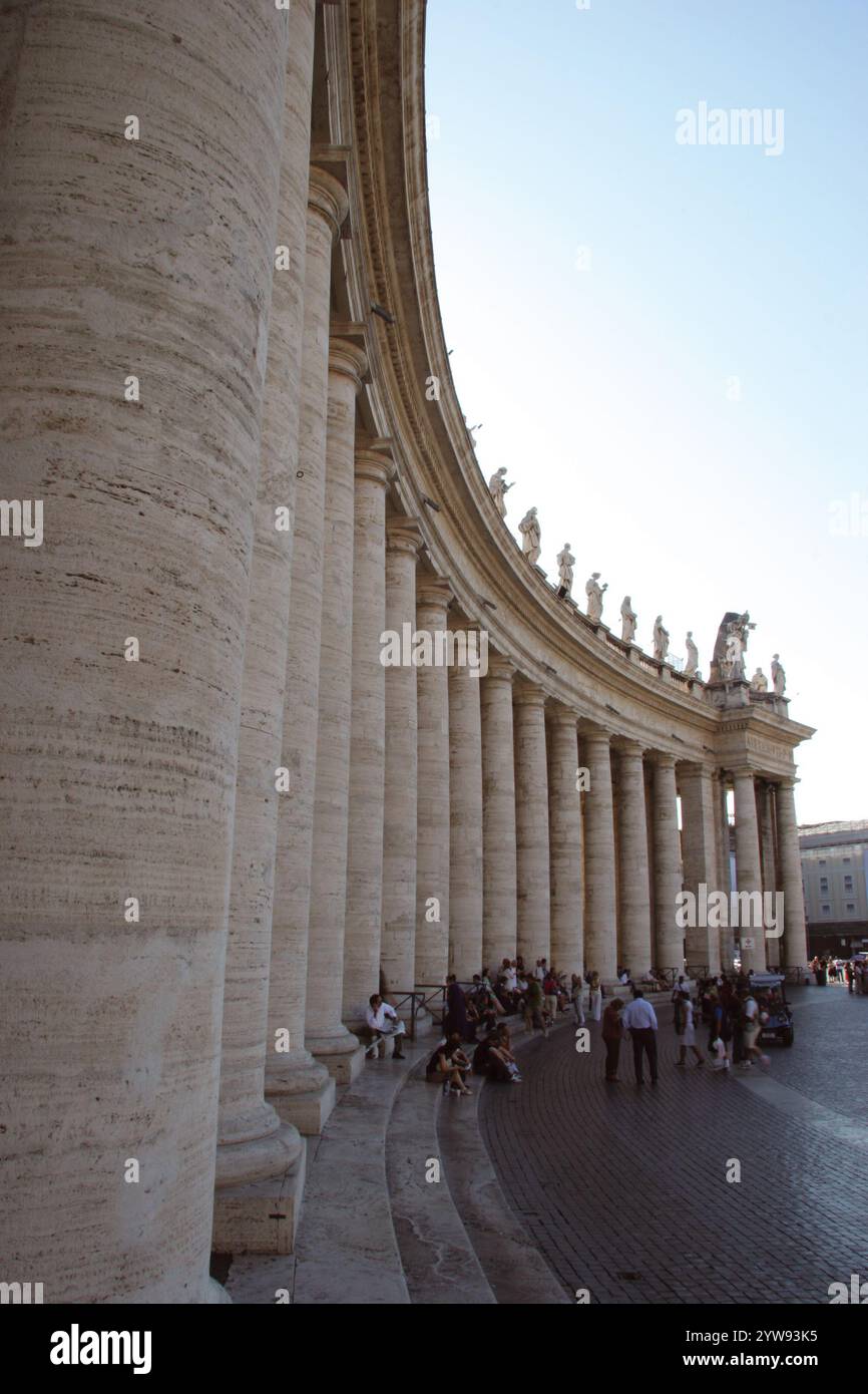 Barockkunst Petersplatz am Vatikan. Erbaut von Gian Lorenzo Bernini (1598-1680). Detailsäulen und Skulpturen verschiedener Heiliger. Vati Stockfoto