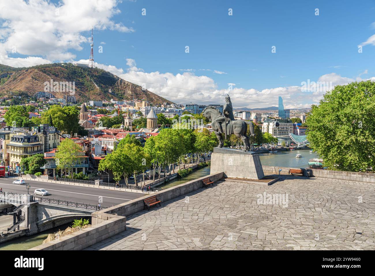 Blick auf die Statue von König Vakhtang Gorgasali über Tiflis, Georgien Stockfoto