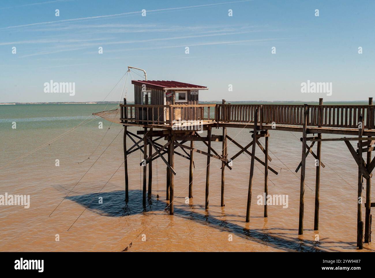 Fischerhütte mit Hängenetzen, Carrelets, an der Mündung der Gironde bei Saint-Vivien-de-Médoc, Département Gironde, Frankreich Stockfoto