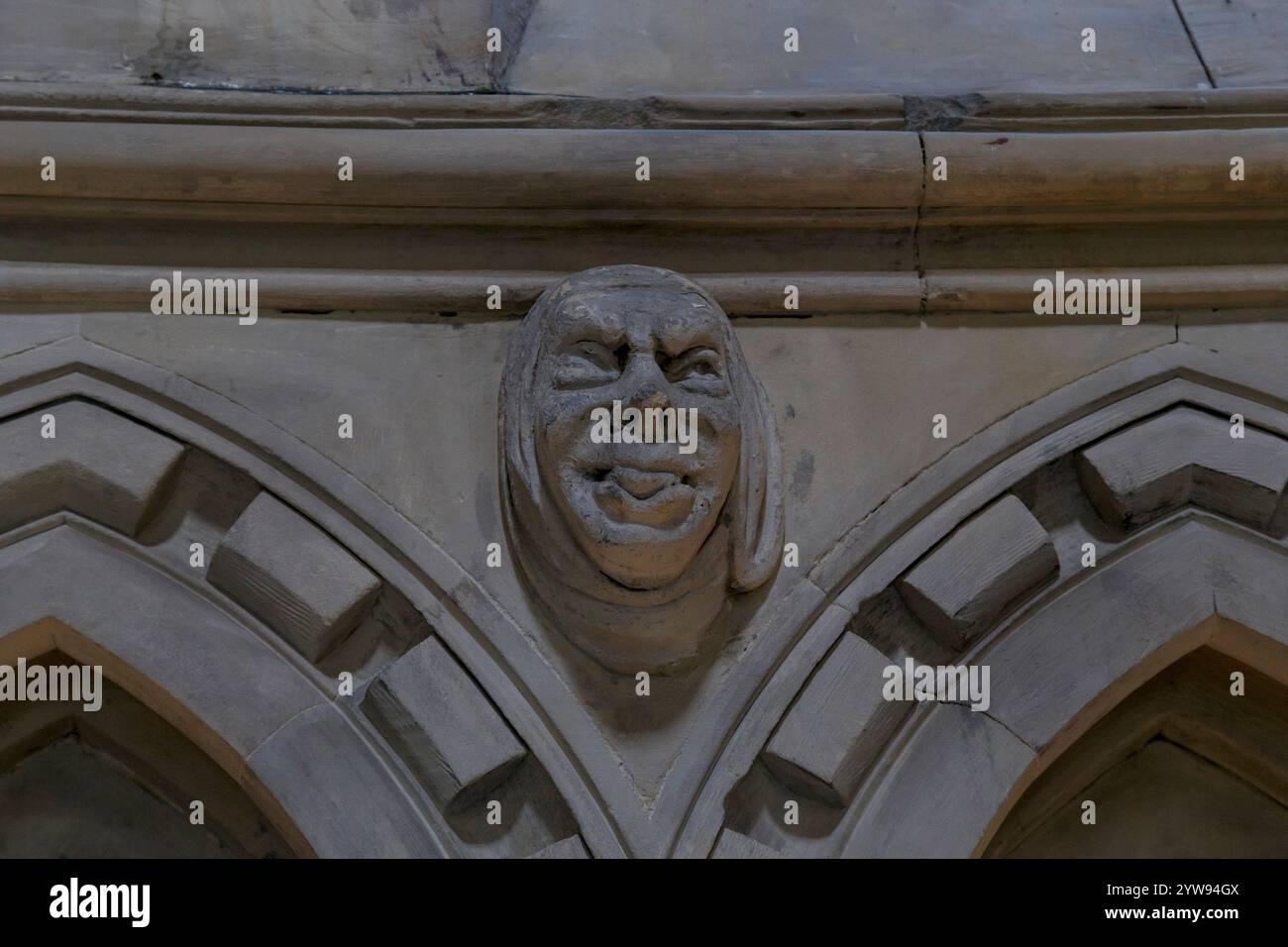 LONDON, GROSSBRITANNIEN - 19. SEPTEMBER 2014: Dies ist ein groteskes Porträt des menschlichen Gesichts an den Innenwänden der Temple Church. Stockfoto