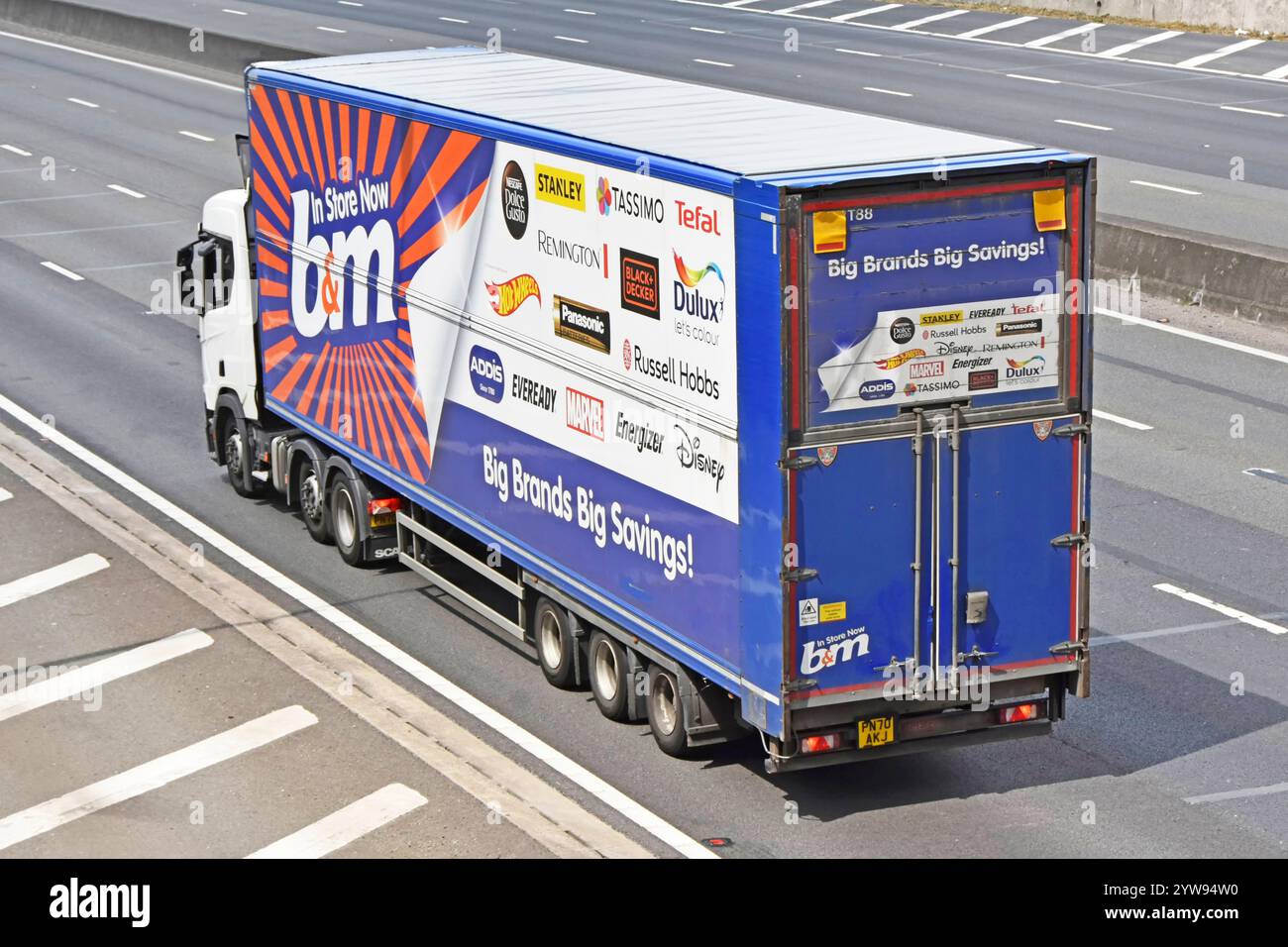 Werbung Back & Side B&M Einzelhandel Business LKW Anhänger zur Förderung von Markenlabels vorrätig B & M homestore Discounter M25 Autobahn England Großbritannien Stockfoto