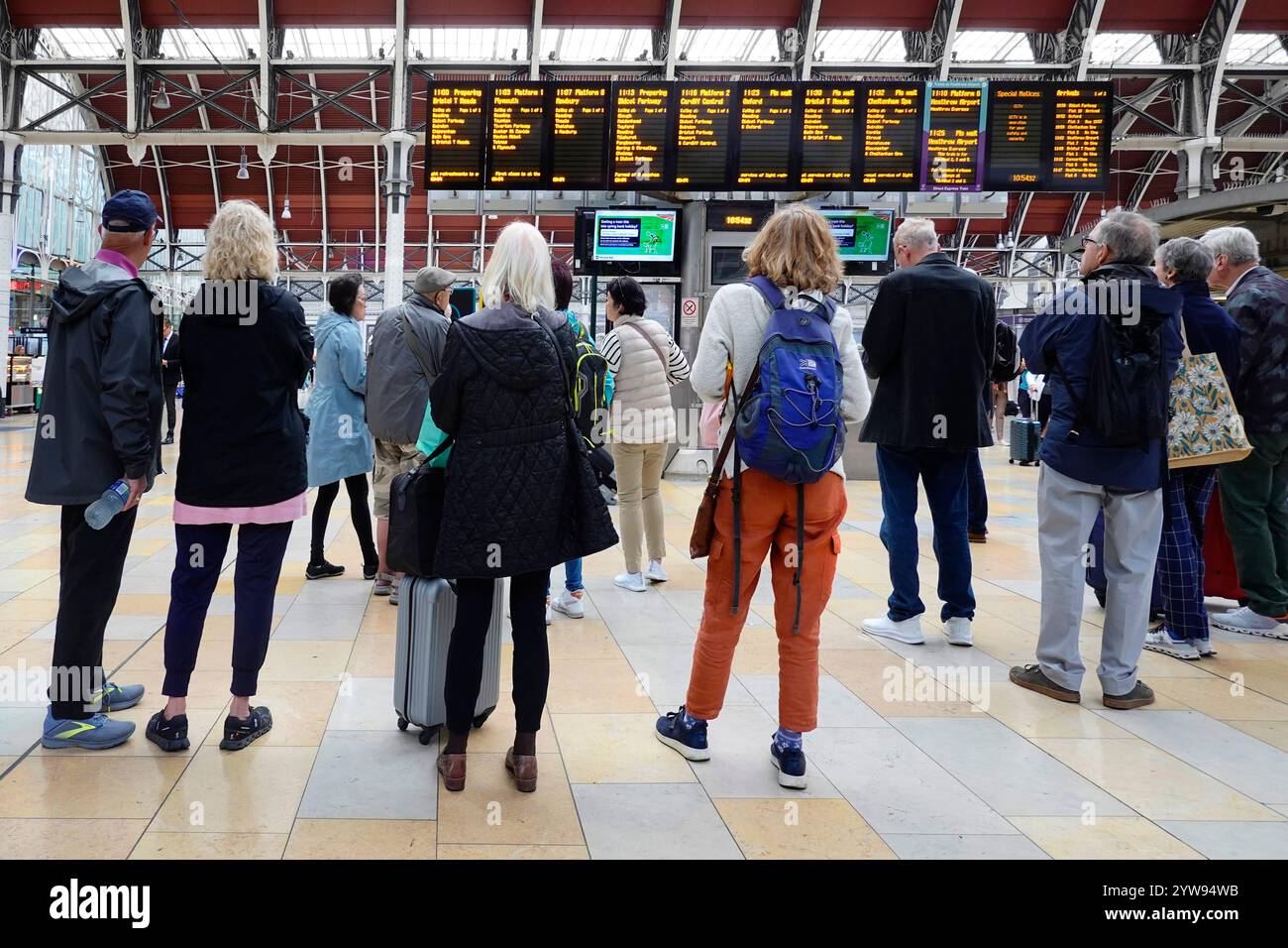 London Paddington GWR Railway Terminal Passagierhalle Rückansicht der Passagiere stehend elektronische Abfahrtsinformationen anzeigen England Großbritannien Stockfoto