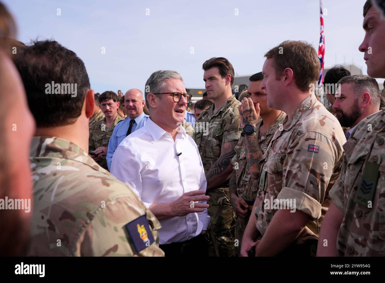 Premierminister Sir Keir Starmer spricht während seiner dreitägigen Reise in die Vereinigten Arabischen Emirate, Saudi-Arabien und Zypern mit Soldaten der RAF-Basis in Akrotiri. Bilddatum: Dienstag, 10. Dezember 2024. Stockfoto