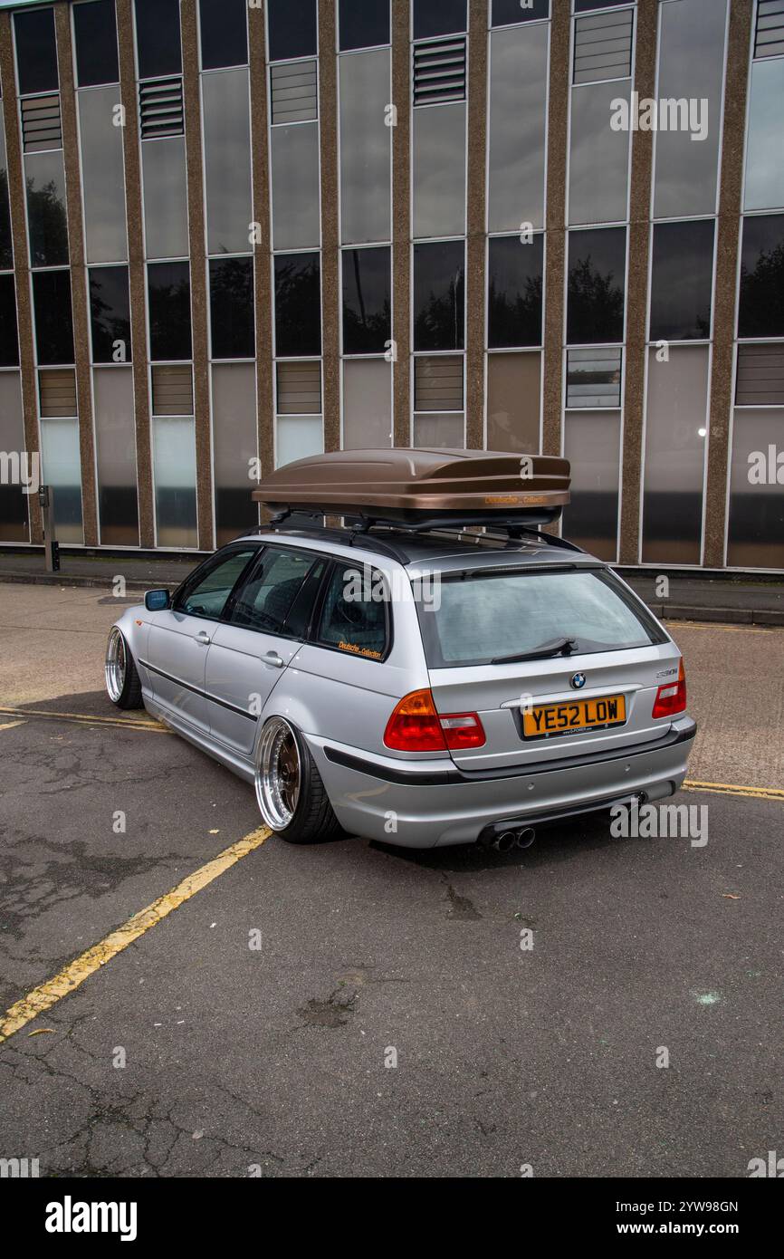 Modifizierter und stabiler 2001er BMW E46 3er Touring, deutscher Kombi mit Airbag-Federung und Bentley-Teilen Stockfoto