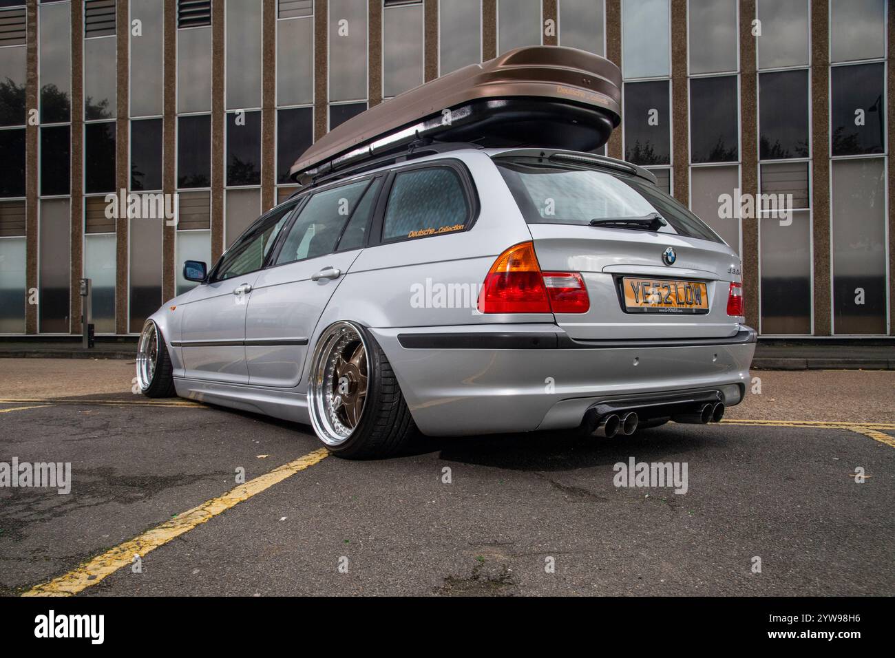 Modifizierter und stabiler 2001er BMW E46 3er Touring, deutscher Kombi mit Airbag-Federung und Bentley-Teilen Stockfoto