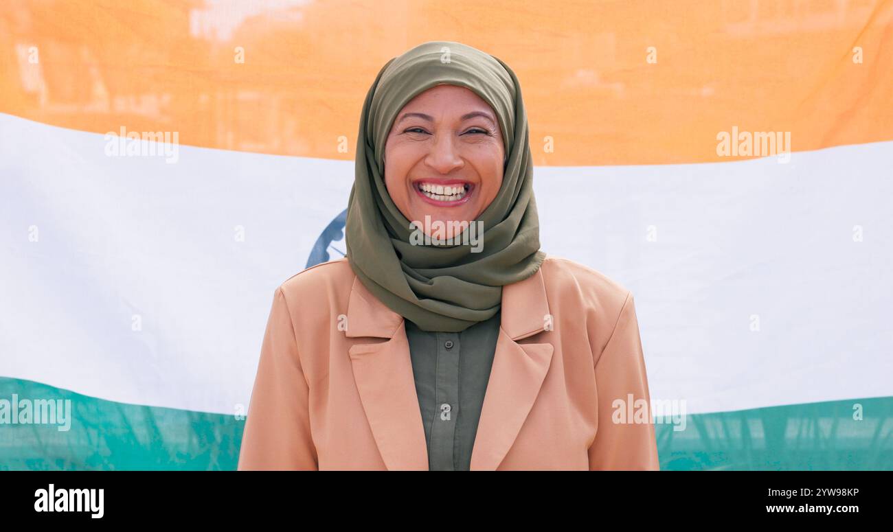 Moslem, Frau und Porträt durch Flagge indiens für Nationalstolz, Patriotismus und kulturelle Repräsentation. Islamische Unterstützung, reife Person und glücklich darin Stockfoto