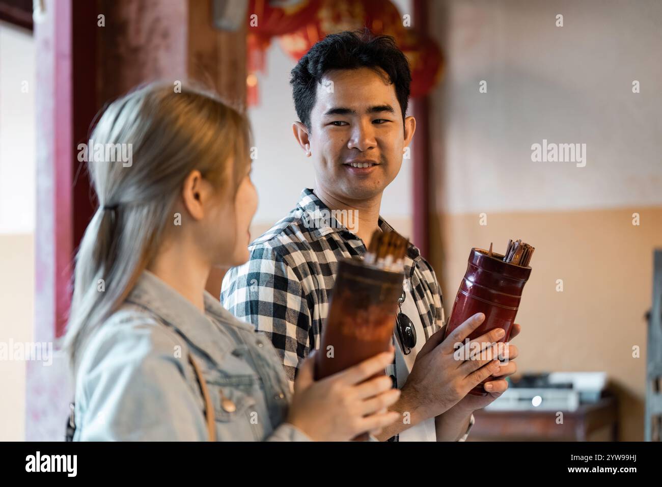 Kulturelles Reiserlebnis ansprechende Gespräche in einer lokalen Marktstadt in persönlicher Verbindung Stockfoto