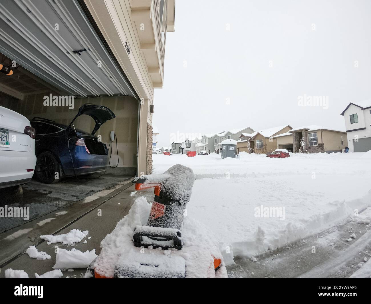 Der Winter bietet eine schneebedeckte Nachbarschaftsszene Stockfoto