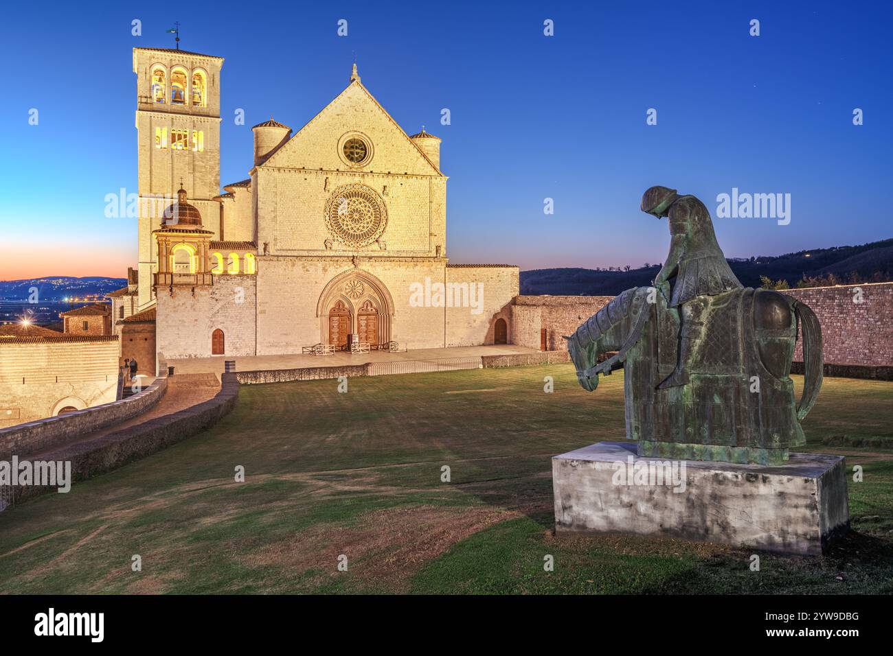 Assisi, Italien mit der Basilika des Heiligen Franz von Assisi in der Dämmerung. Stockfoto