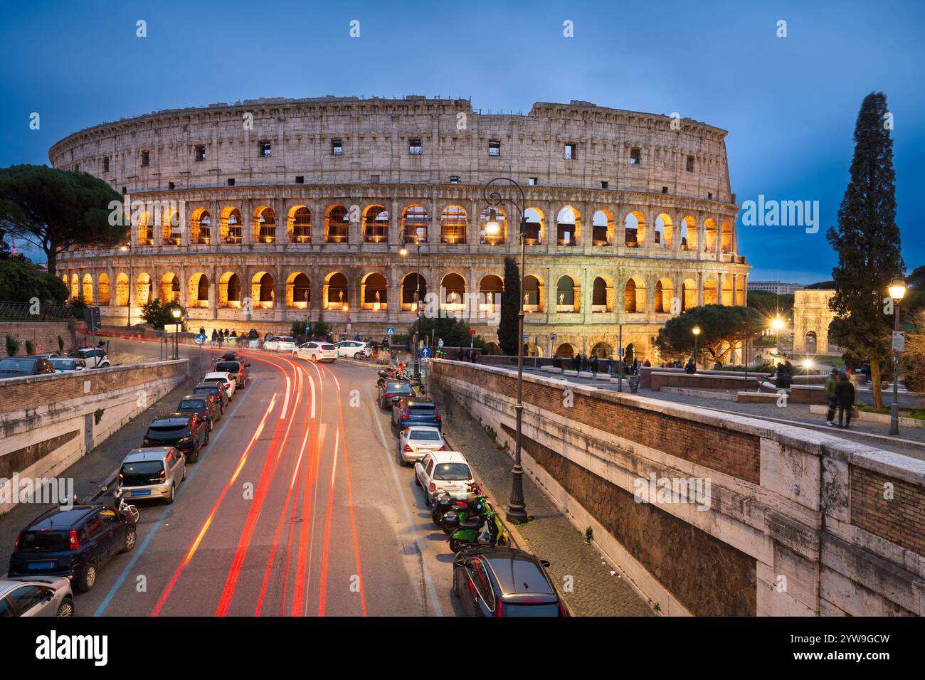 Rom, Italien im Kolosseum gegenüber der Straße bei Nacht. Stockfoto