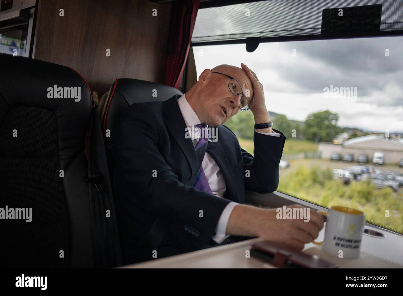 John Swinney, erster Minister Schottlands und Führer der Scottish National Party, fuhr am 2. Juli 2024 mit seinem Bus von Inverness nach Nairn in Inverness, Schottland. Stockfoto