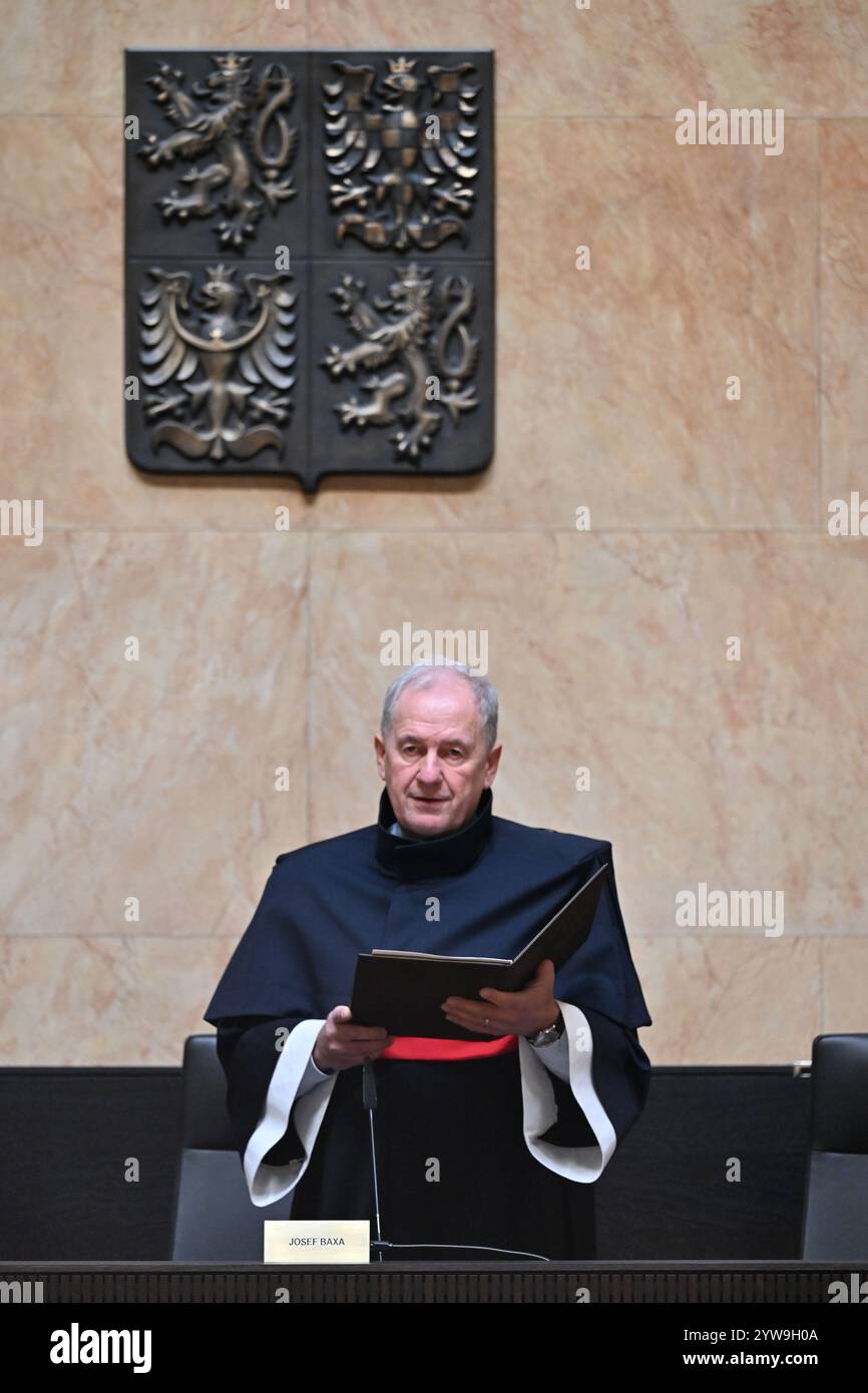 Der Vorsitzende des Verfassungsgerichts, Josef Baxa, gab bei einer Besprechung im Gebäude des Verfassungsgerichts seine Entscheidung bekannt, da das tschechische Verfassungsgericht dem Antrag der Opposition von ANO gefolgt ist und wesentliche Teile des Änderungsantrags "Lex Babis II" aufgehoben hat, der die Regeln für Medieneigentum durch Politiker verschärft und Subventionen von Regierungsmitgliedern und deren Unternehmen ab diesem Jahr akzeptiert, teilte das Gericht heute, am Montag, dem 10. Dezember 2024, mit. Nach dem Änderungsantrag, der nach dem ANO-Vorsitzenden und Ex-Premierminister Andrej Babis benannt wurde, der mit Interessenkonflikten konfrontiert war, konnten Politiker und andere Amtsträger nicht mehr Stockfoto