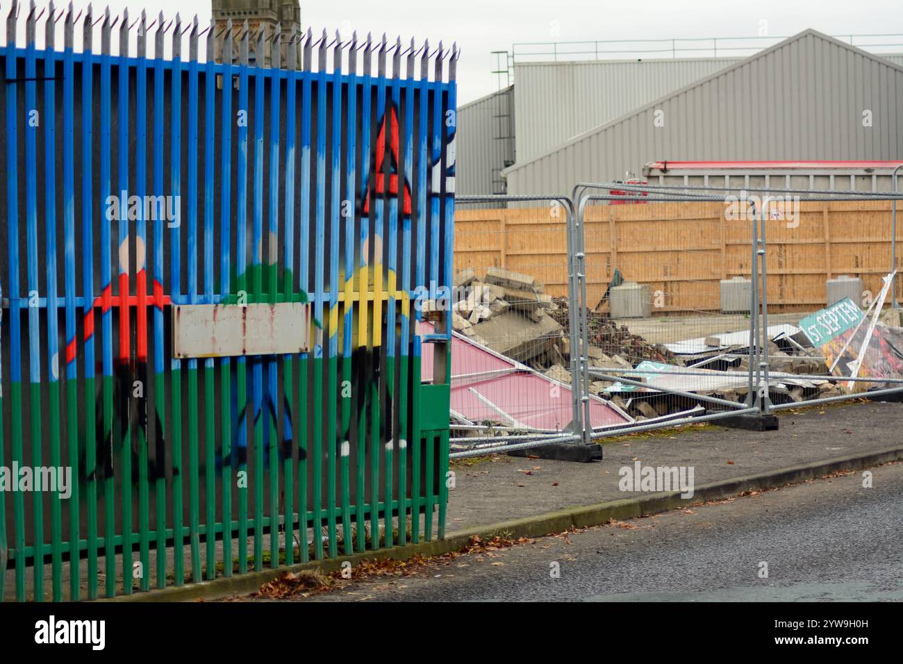 Belfast, Vereinigtes Königreich 10/12/2024 Überreste einer einstürzenden Mauer an der Northumberland Street Belfast, die während des Sturms Darragh fiel. Die Northumberland Street verläuft zwischen der republikanischen Divis Street und der loyalistischen Shankill Road mit einer Reihe von Sicherheitstoren, die nachts geschlossen sind, um Gewalt und antisoziales Verhalten zu verhindern. Belfast Northern Ireland Credit:HeadlineX/Alamy Live News Stockfoto
