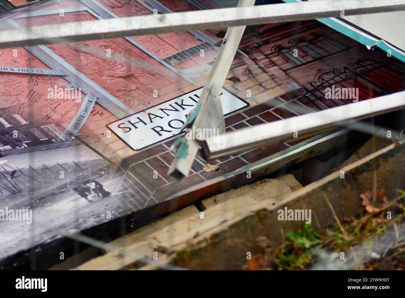 Belfast, Vereinigtes Königreich 10/12/2024 Überreste einer einstürzenden Mauer an der Northumberland Street Belfast, die während des Sturms Darragh fiel. Die Northumberland Street verläuft zwischen der republikanischen Divis Street und der loyalistischen Shankill Road mit einer Reihe von Sicherheitstoren, die nachts geschlossen sind, um Gewalt und antisoziales Verhalten zu verhindern. Belfast Northern Ireland Credit:HeadlineX/Alamy Live News Stockfoto
