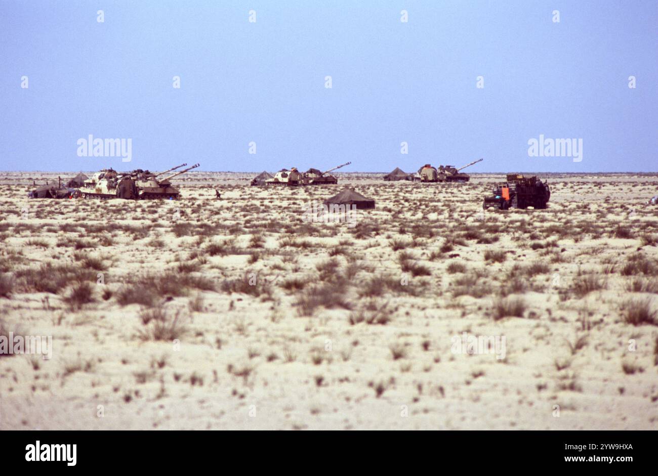 Erster Golfkrieg: Am 17. März 1991 wurden Fässer für den Irak aufgestellt, die selbstfahrenden Haubitzen der US-Armee M109A2 155 mm südlich von um Qasr, nahe der irakischen Grenze in Nordkuwait. Jeder Haubitzer wird von einem M992 FAASV (Field Artillery Munition Supply Vehicle) begleitet. Stockfoto