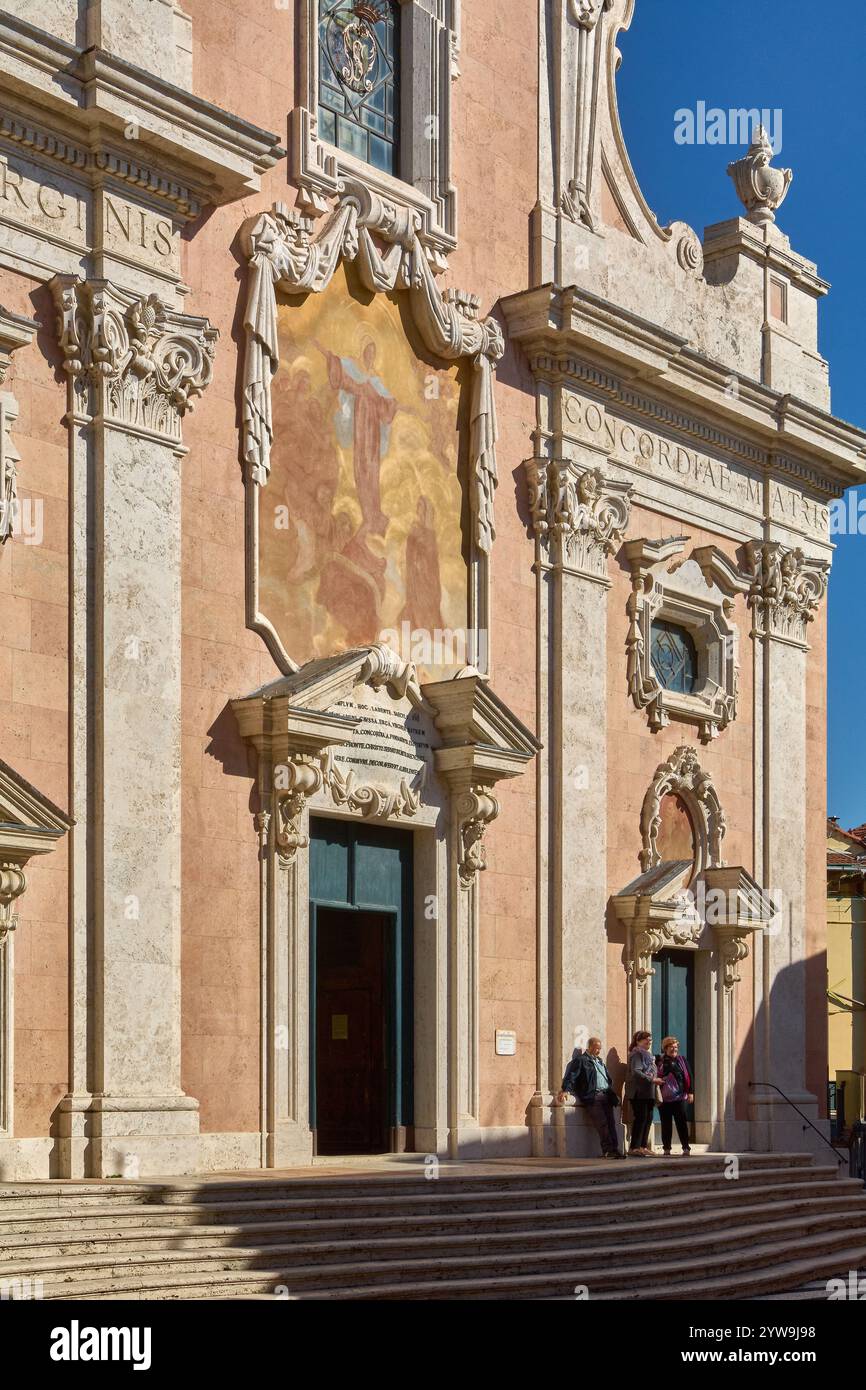 Savona. Italia - 10. Dezember 2024: Die historische Kirche Nostra Signora della Concordia in Savona wird mit ihrer detaillierten barocken Fassade, featur, dargestellt Stockfoto