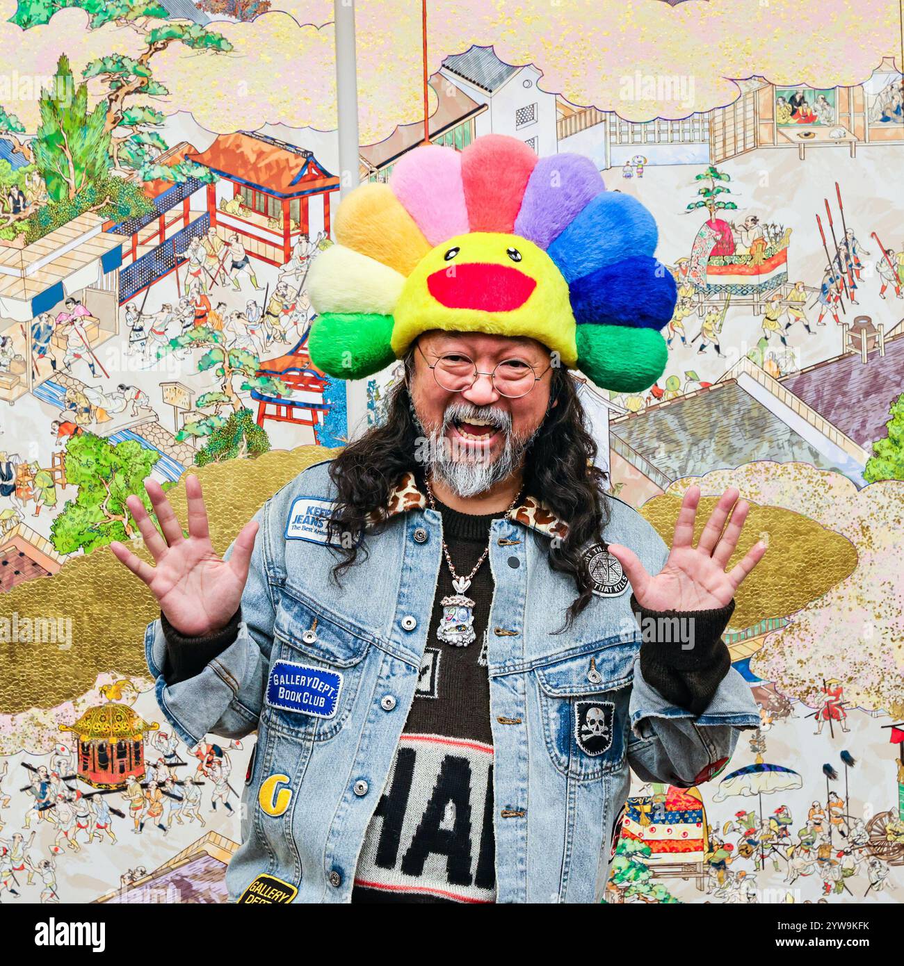 London, Großbritannien. Dezember 2024. Der Künstler Takashi Murakami posiert in seiner großen neuen Ausstellung „Japanische Kunstgeschichte à la Takashi Murakami“ – seiner größten Ausstellung in London seit 15 Jahren im Gagosian Grosvenor Hill, London. In dieser Ausstellung bietet Murakami seine eigenen Neuinterpretationen einiger der wichtigsten Kunstwerke der japanischen Kunstgeschichte. Vom Künstler. Quelle: Imageplotter/Alamy Live News Stockfoto