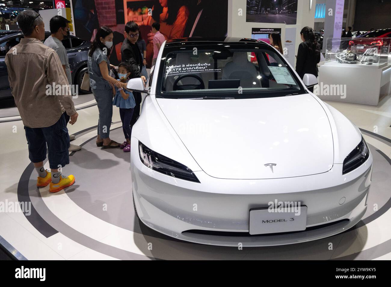 Nonthaburi, Thailand. November 2024. Besucher besichtigen ein Tesla Model 3 Auto während der 41. Thailand International Motor Expo in der Impact Challenger Halle in Nonthaburi. (Foto: Peerapon Boonyakiat/SOPA Images/SIPA USA) Credit: SIPA USA/Alamy Live News Stockfoto