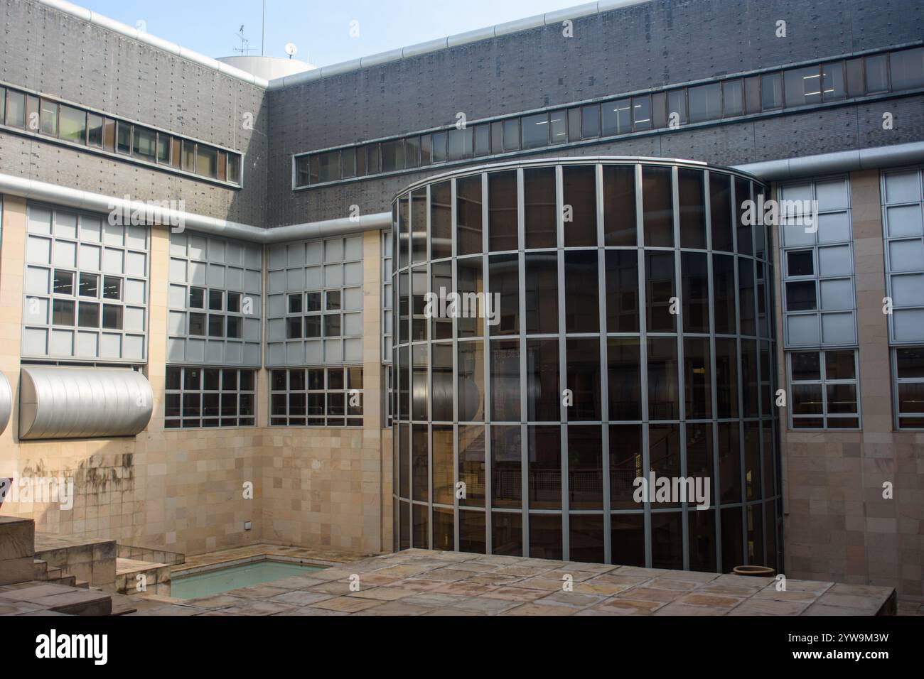 Minpaku-Gebäude des Nationalmuseums für Ethnologie im Expo Commemoration Park in Osaka, Japan am 2. Februar 2018 Stockfoto