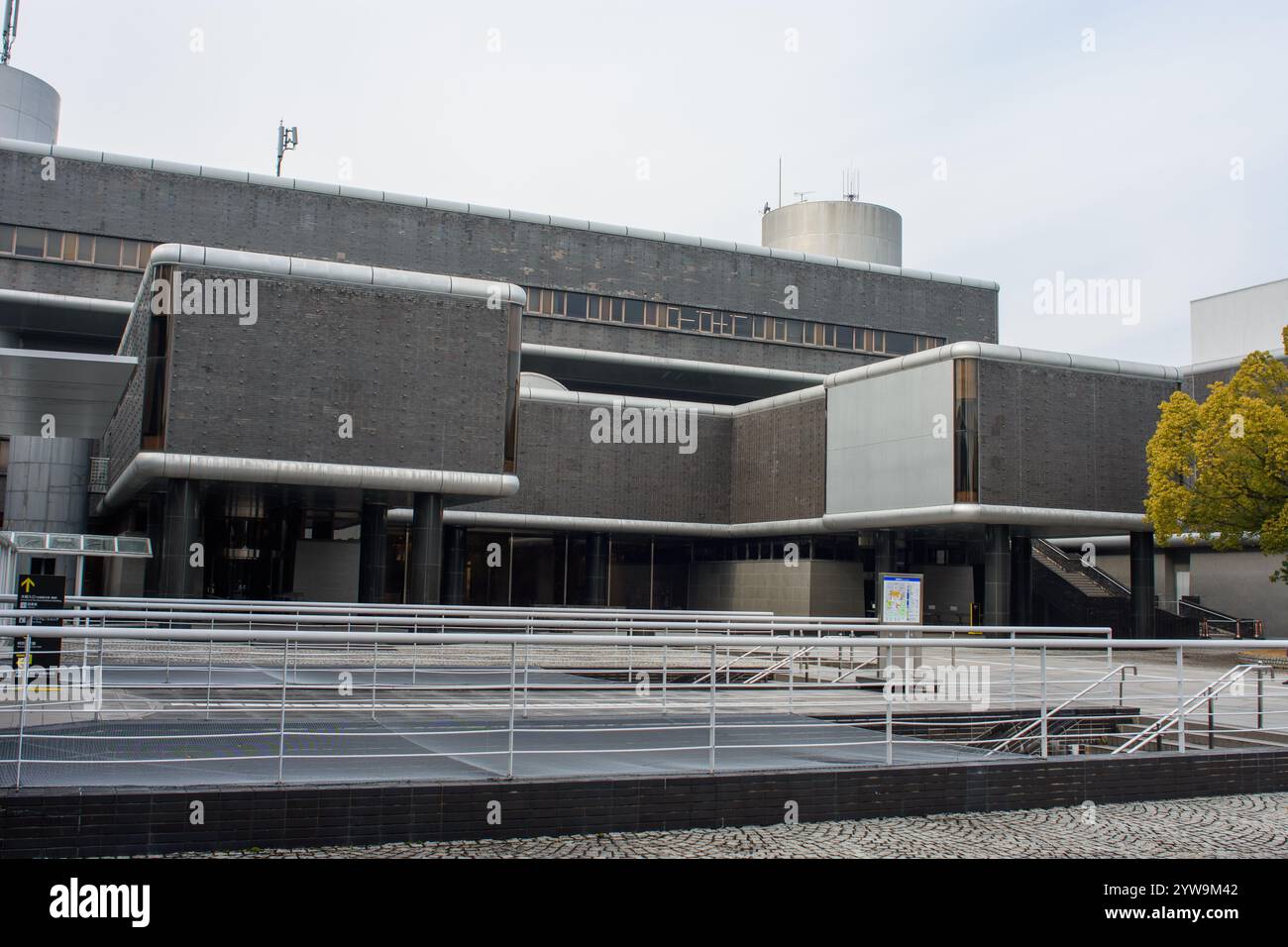 Minpaku-Gebäude des Nationalmuseums für Ethnologie im Expo Commemoration Park in Osaka, Japan am 2. Februar 2018 Stockfoto