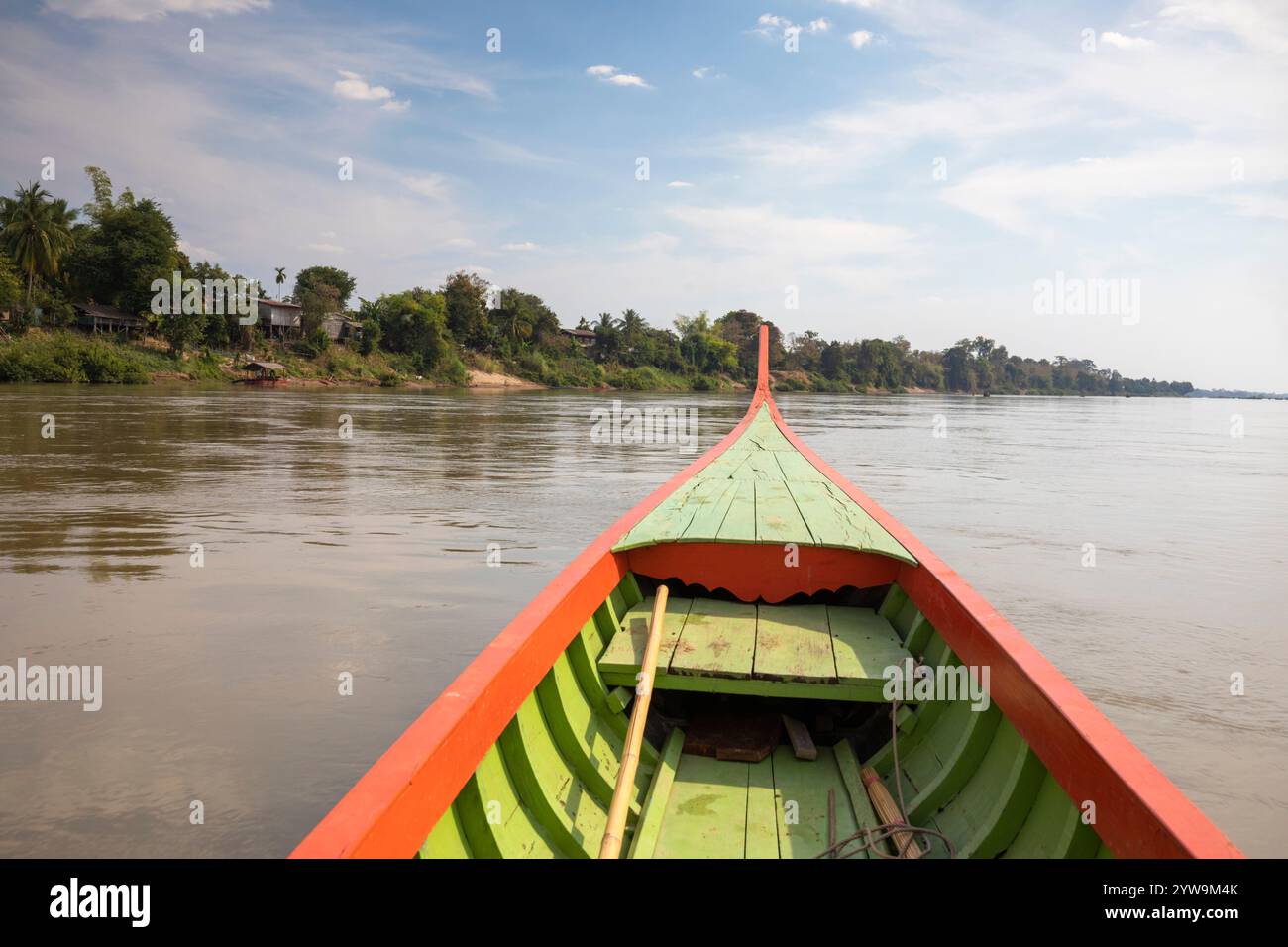 Bug eines traditionellen Holzbootes auf dem Mekong-Fluss in der Nähe der Insel Muang Khong in der viertausend Inselgruppe, Provinz Champasak, Laos, Southeas Stockfoto