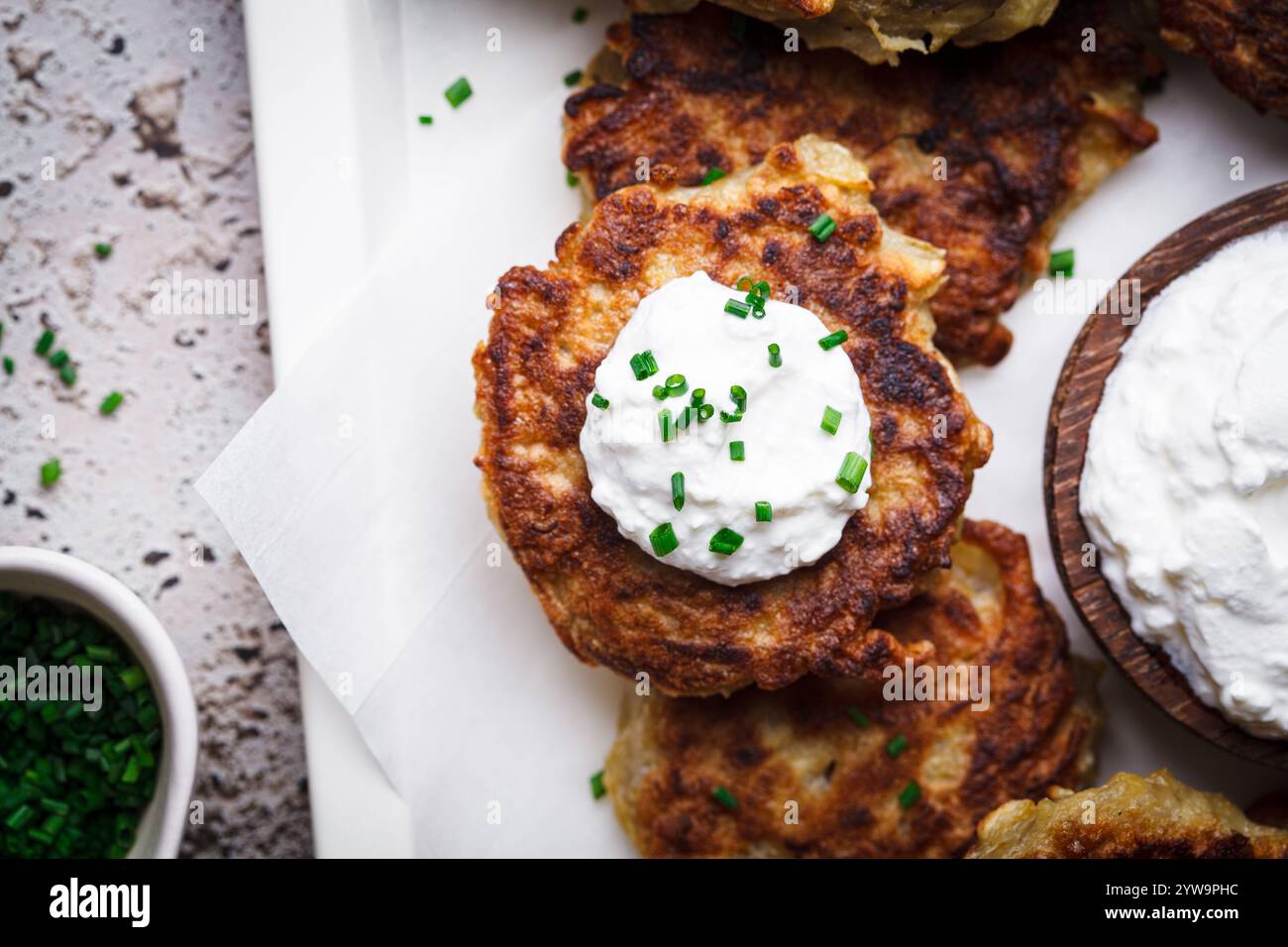 Hanukkah Latkes: Traditionelle jüdische Kartoffelpfannkuchen. Stockfoto