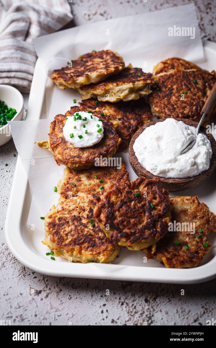 Hanukkah Latkes: Traditionelle jüdische Kartoffelpfannkuchen. Stockfoto