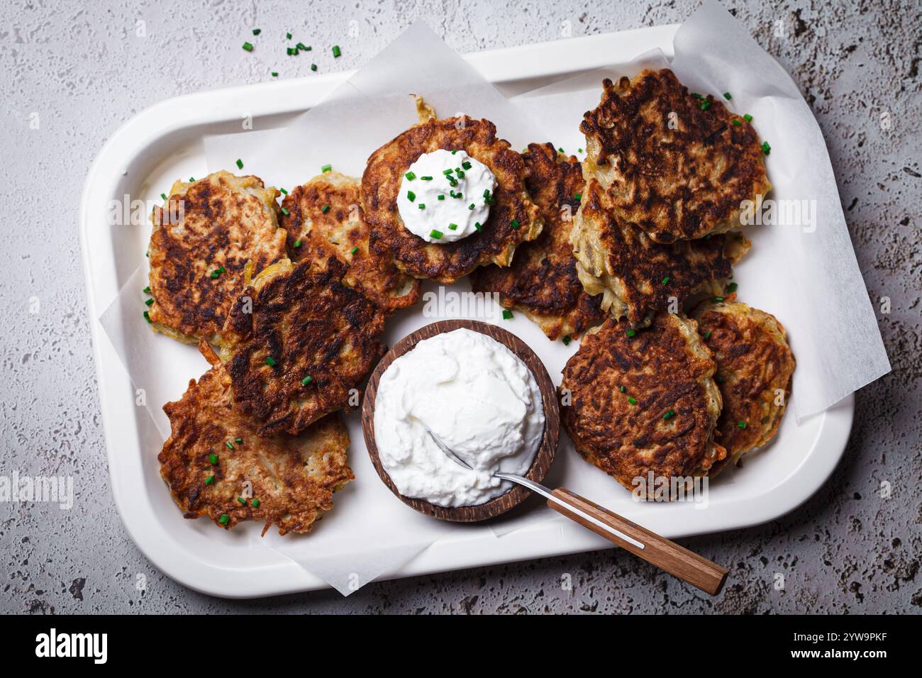 Hanukkah Latkes: Traditionelle jüdische Kartoffelpfannkuchen. Stockfoto