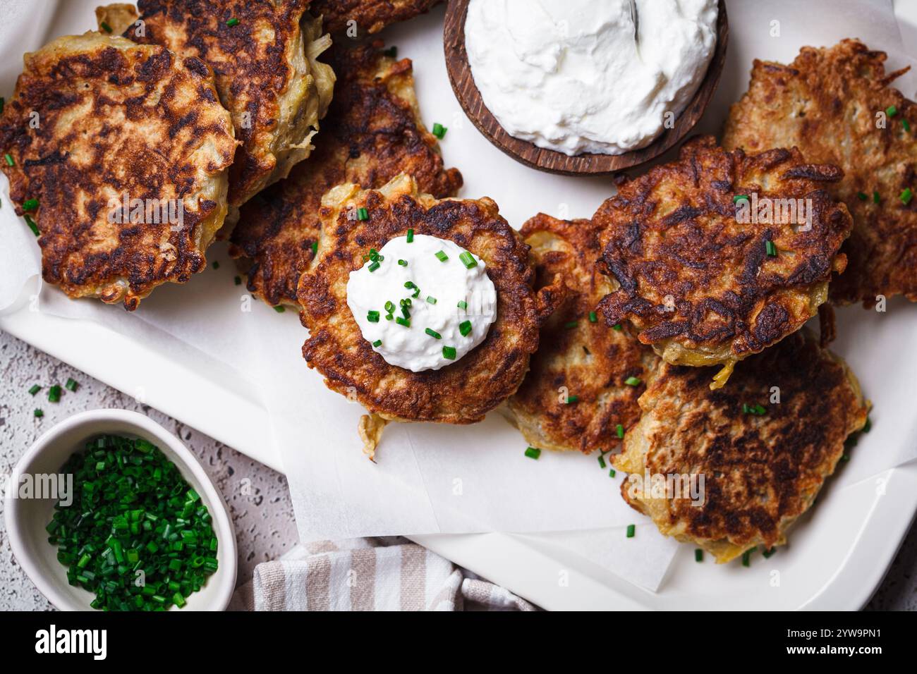 Hanukkah Latkes: Traditionelle jüdische Kartoffelpfannkuchen. Stockfoto