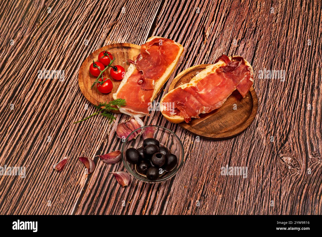 Sie wird in dünne Scheiben geschnitten und als Tapa oder Vorspeise serviert, oft begleitet von Brot, Käse oder Wein. Stockfoto